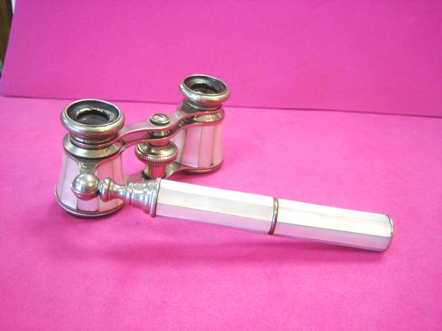 19TH CENTURY FRENCH MOTHER OF PEARL OPERA GLASSES, TELESCOPING HANDLE